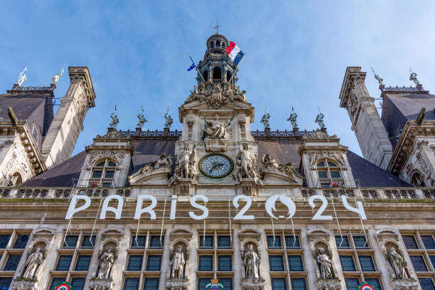 Façade de l’Hôtel de Ville de Paris décorée pour Paris 2024, illustrant la protection des marques et propriétés olympiques.