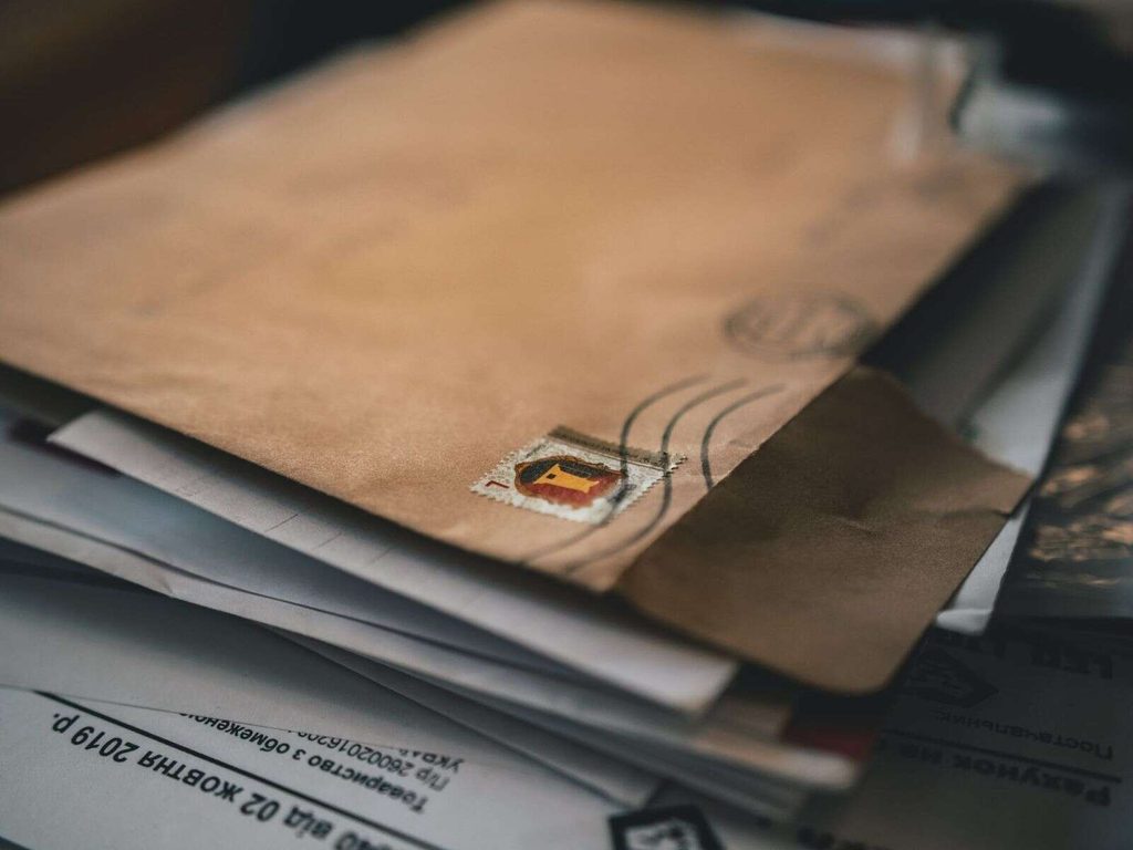Enveloppe et courrier illustrant la question des propos diffamatoires tenus dans une correspondance personnelle et privée.