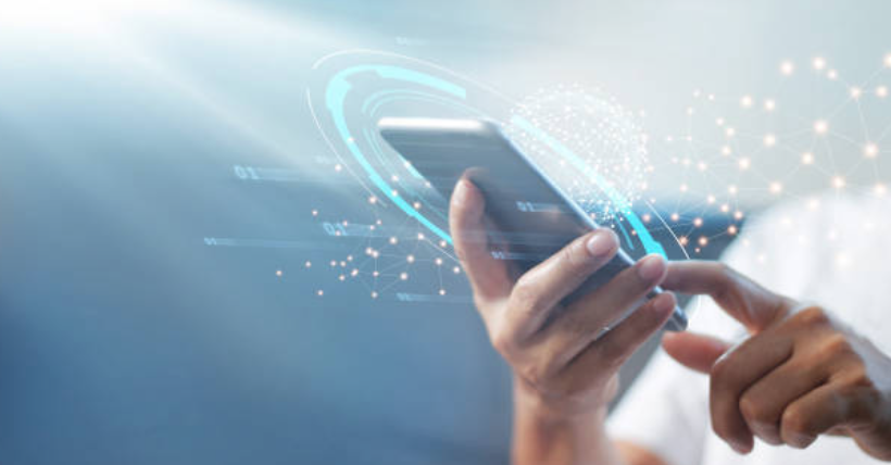 Personne utilisant un smartphone, illustrant la question du refus de communiquer son code de déverrouillage aux autorités et des poursuites pénales encourues.